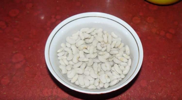 Ang mga bean ay dapat munang mapuno ng tubig.