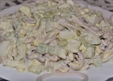 Naghahanda kami ng isang masarap at magaan na pusit na salad na may pipino at itlog ayon sa isang sunud-sunod na recipe na may isang larawan.