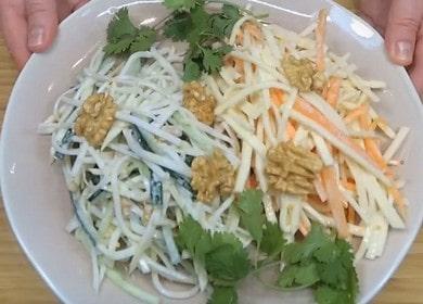 Isang masarap at malusog na salad ng ugat ng kintsay: naghahanda kami ng dalawang bersyon ng ulam na may mga larawan na sunud-sunod.