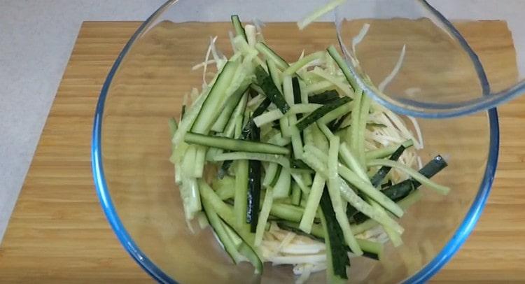 Magdagdag ng mga pipino sa kintsay.