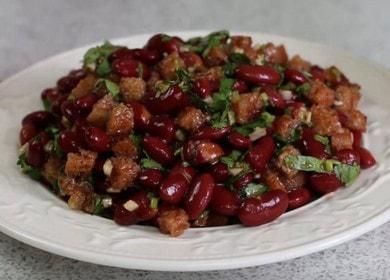 Naghahanda kami ng isang masarap na salad ng sandalan na may de-latang beans ayon sa isang sunud-sunod na recipe na may isang larawan.