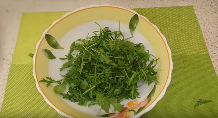 Ilagay ang hugasan na arugula sa isang ulam.