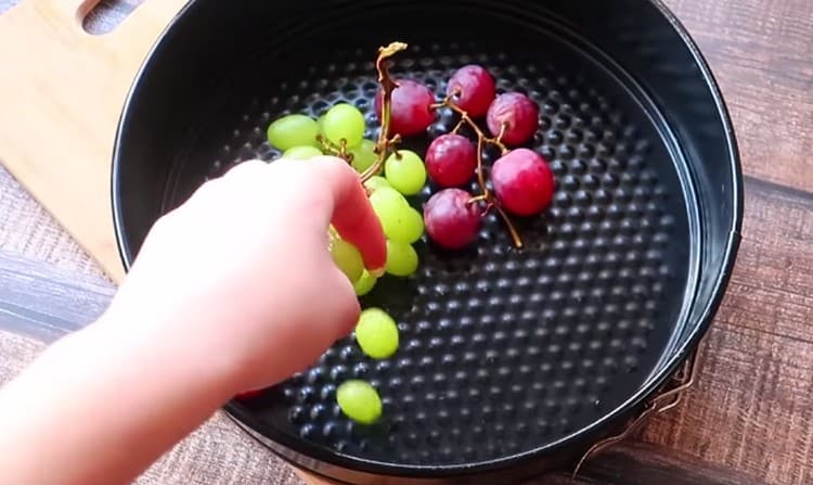 Sa baking dish ipinakalat namin ang mga twigs ng mga ubas.