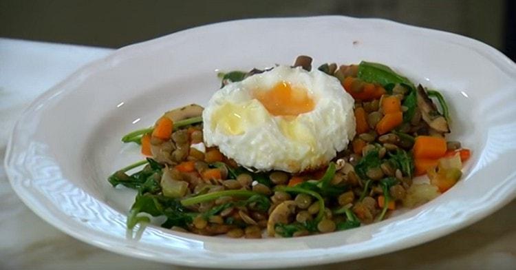 Ilagay ang salad na may mga lentil sa isang pinggan na naghahain at palamutihan ng isang itlog sa tuktok.