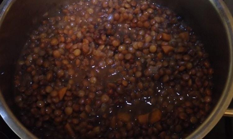 Pakuluan ang mga lentil hanggang malambot.