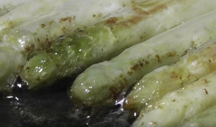 Fry asparagus sa magkabilang panig.