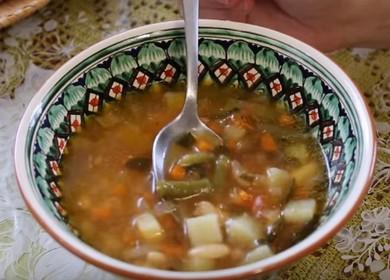 Magluto ng masarap na puting bean na sopas ayon sa isang sunud-sunod na recipe na may larawan.