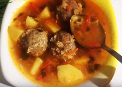 Naghahanda kami ng isang mabangong sopas na may mga meatball ayon sa recipe na may isang larawan.