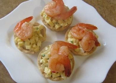 Naghahanda kami ng mga maanghang na tartlet na may mga hipon ayon sa isang sunud-sunod na recipe na may isang larawan.