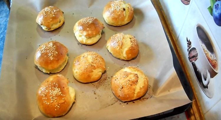 Sa oven, ang mga curd buns ay ganap na tumaas.