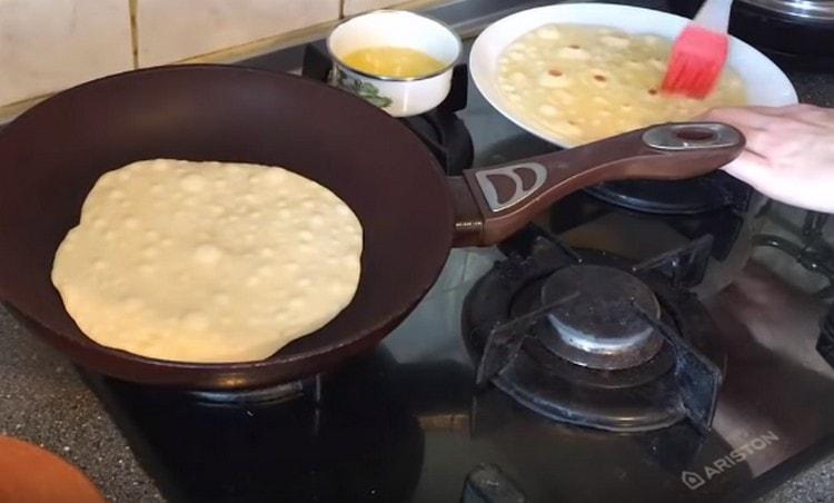 Ang pinirito na tortilla ay dapat na greased na may tinunaw na mantikilya.