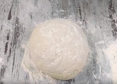 Naghahanda kami ng malumanay na lebadura na lebadura para sa pizza sa gatas ayon sa isang sunud-sunod na recipe na may isang larawan.