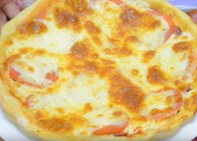 Naghahanda kami ng isang matagumpay na masa ng pizza sa tubig nang walang lebadura ayon sa isang sunud-sunod na recipe na may isang larawan.