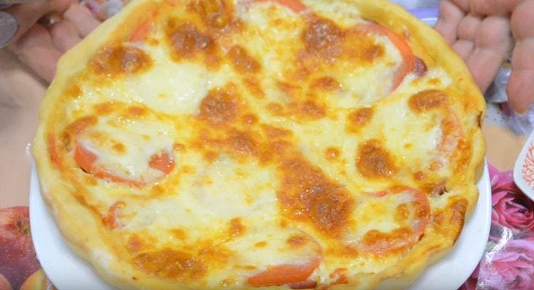 Tulad ng nakikita mo, ang gayong isang masa sa tubig para sa pizza na walang lebadura ay hindi mas masahol kaysa sa pagpipilian ng lebadura.