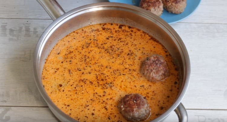 Ilagay ang mga meatballs sa sarsa at kumulo.