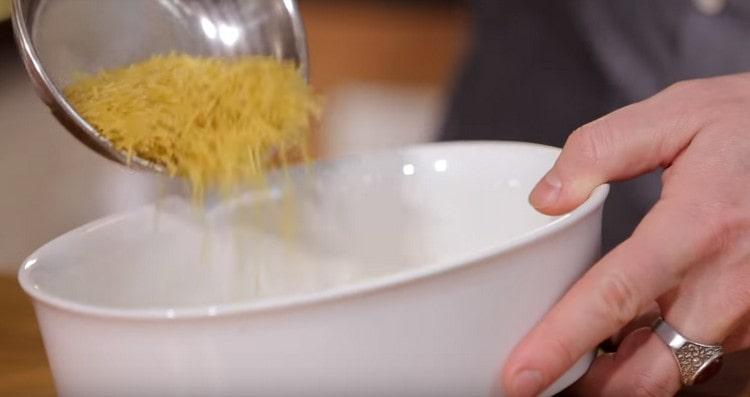 Ibuhos ang maliit na vermicelli sa ilalim ng baking dish.