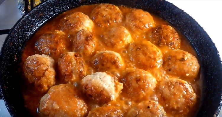 Ang mga meatballs, tulad ng sa kindergarten, perpektong umakma sa anumang side dish.