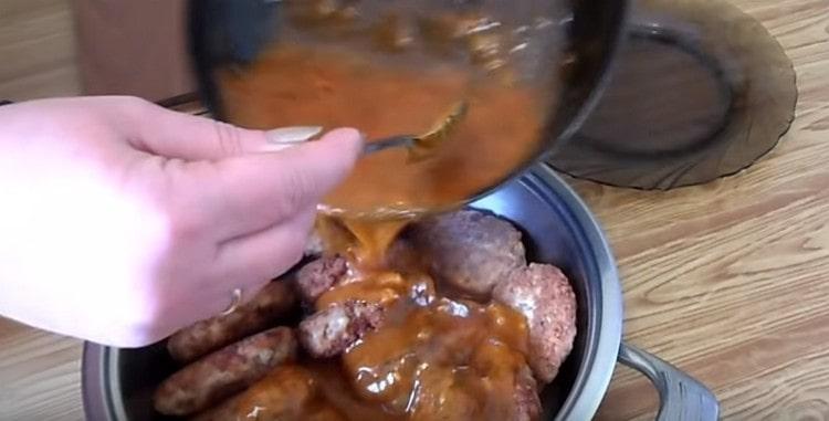 Ibuhos ang siksik na gravy ng mga meatball na nakaayos sa isang malalim na kawali o kawaning.