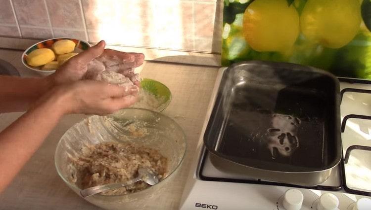 Bumubuo kami ng mga meatball at inilalagay ang mga ito sa isang malalim na baking sheet.