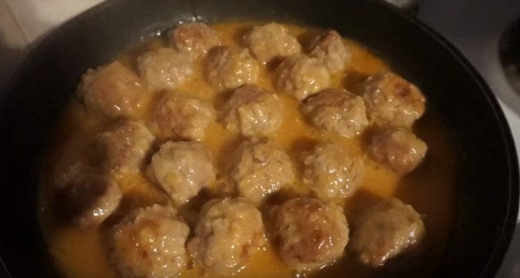 Ang ganitong mga meatballs na may gravy, niluto sa isang kawali, mahusay na umakma sa anumang side dish.