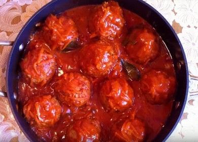 Naghahanda kami ng masarap na mga meatball na may kanin sa sarsa ng kamatis ayon sa isang sunud-sunod na recipe na may isang larawan.