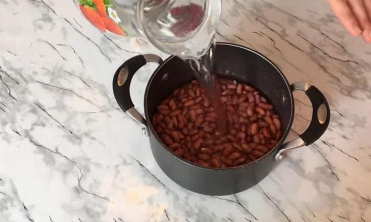 Hugasan namin ang namamaga na beans, punan ng tubig at itakda upang magluto.