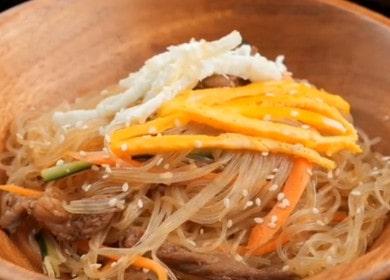 Korean noodles ng baka na may sarsa ng baka beef