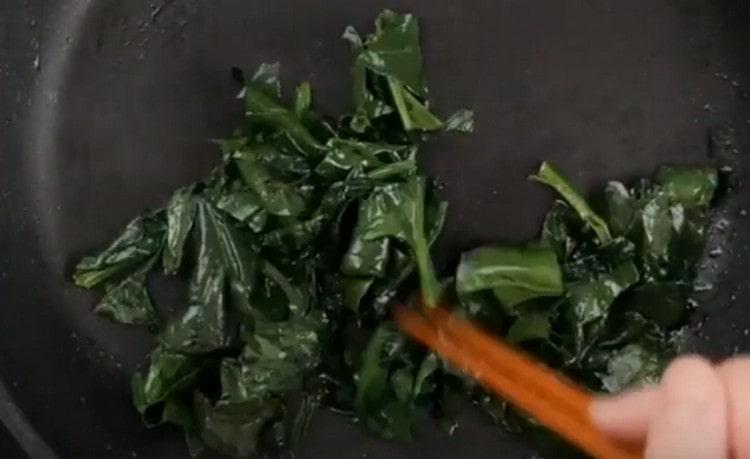 Pagkatapos magprito ng spinach.