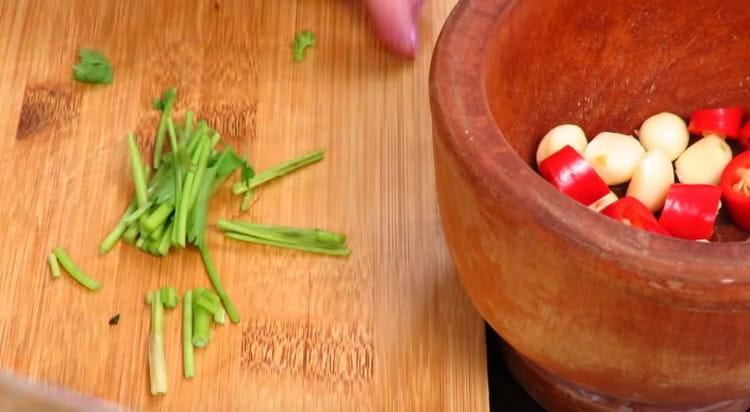 Ganap na gupitin ang mga tangkay ng cilantro.