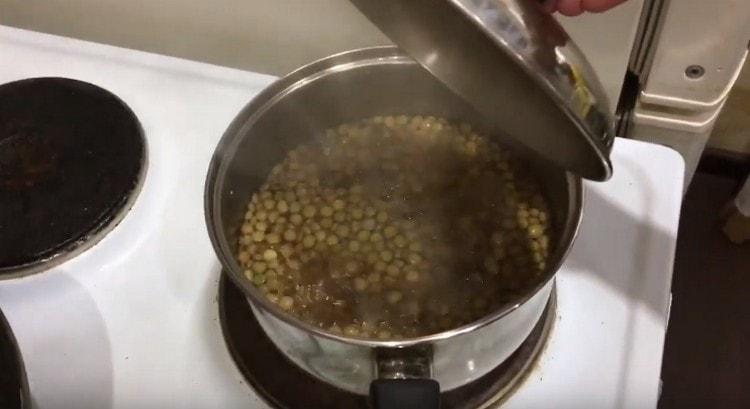 Magluto ng lentil hanggang maluto.