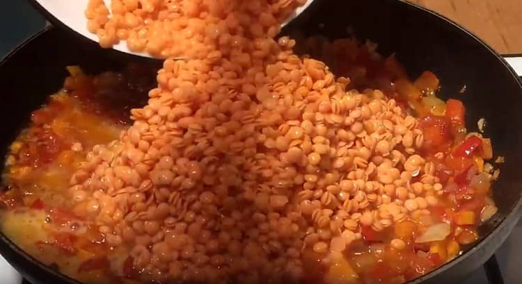 Kapag malambot ang mga gulay, ilagay ang lentil sa kawali.