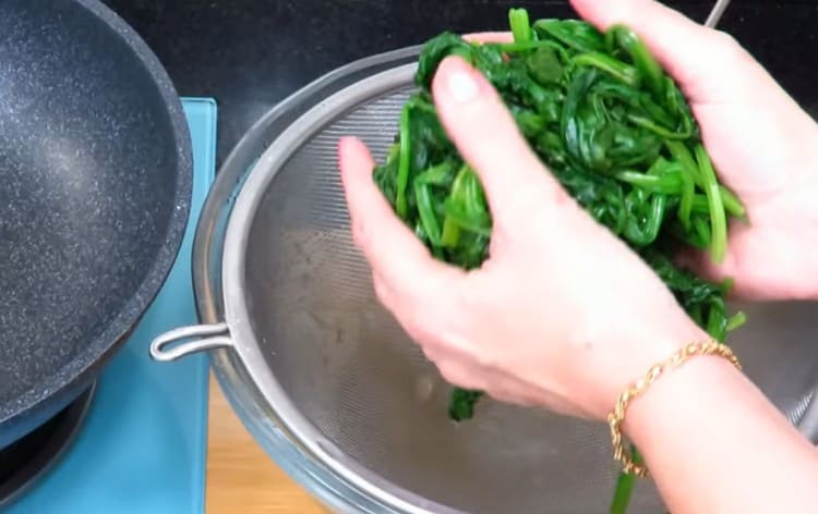 Itinapon namin ang mga dahon sa isang colander at hinayaan ang likido na alisan ng tubig.