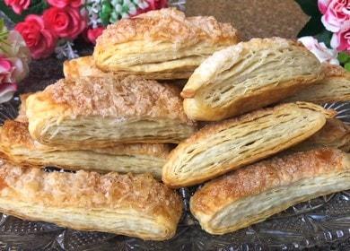 Naghahanda kami ng mga matamis na wika mula sa puff pastry na may asukal ayon sa isang sunud-sunod na recipe na may isang larawan.