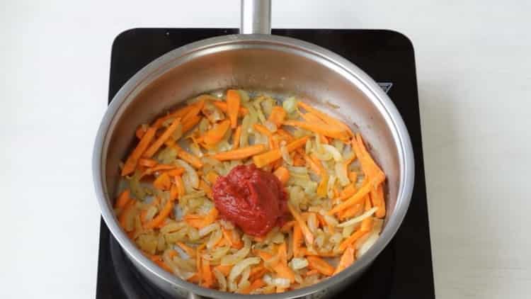 Magdagdag ng tomato paste upang gawin ang mga pangunahing kaalaman