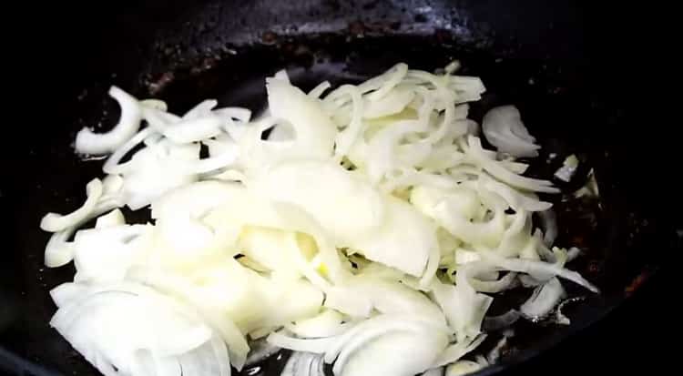 Upang magluto ng beef stroganoff, iprito ang mga sibuyas