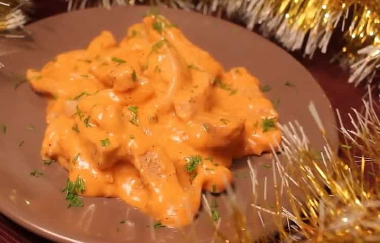 stroganoff ng baboy ng baboy na may sarsa na handa na