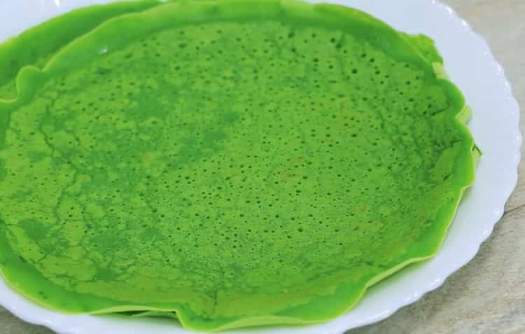 Upang ihanda ang ulam, ilagay ang pancake sa isang plato