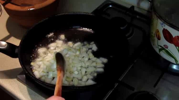 Upang magluto ng borsch na may beans, magprito ng mga sibuyas