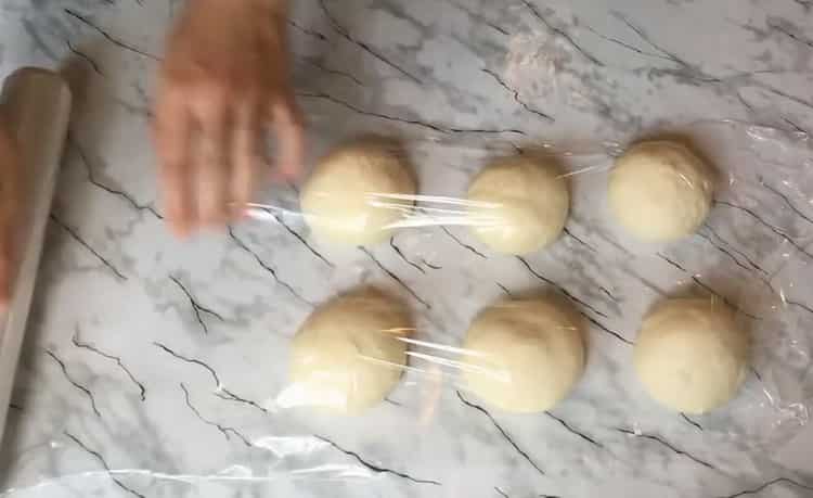 Upang makagawa ng mga buns, hubugin ang mga item