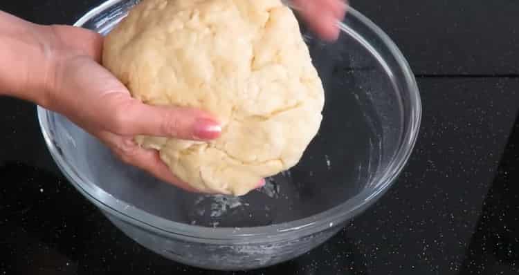 Knead ang kuwarta upang makagawa ng mga bug sa asukal.