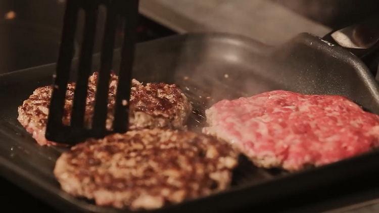 Upang makagawa ng isang burger, magprito ng mga cutlet