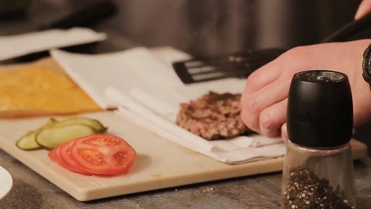 Upang maghanda ng isang burger, alisin ang labis na taba mula sa mga cutlet