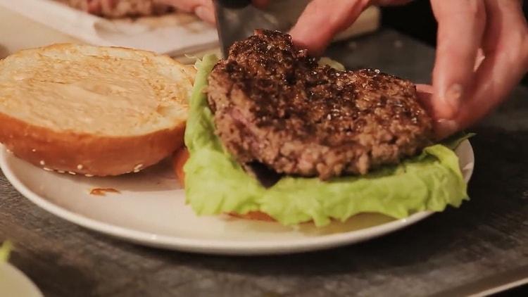 Upang maghanda ng isang burger, ilagay ang patty sa bun