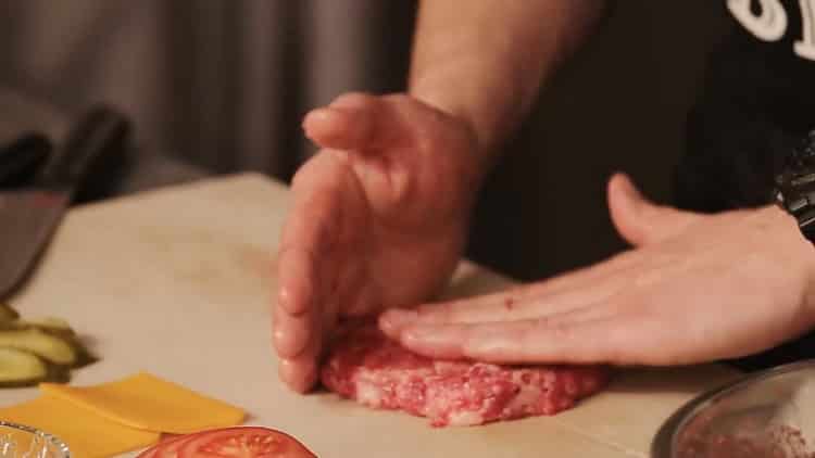 Bumuo ng isang cutlet upang makagawa ng isang burger