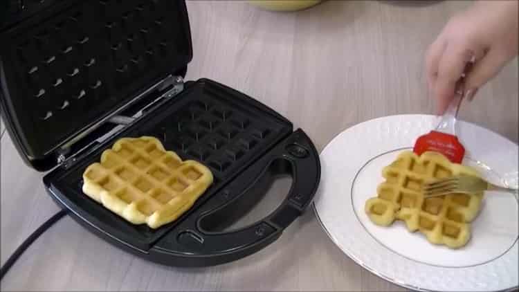 Itabi ang mga sangkap upang makagawa ng mga waffles.