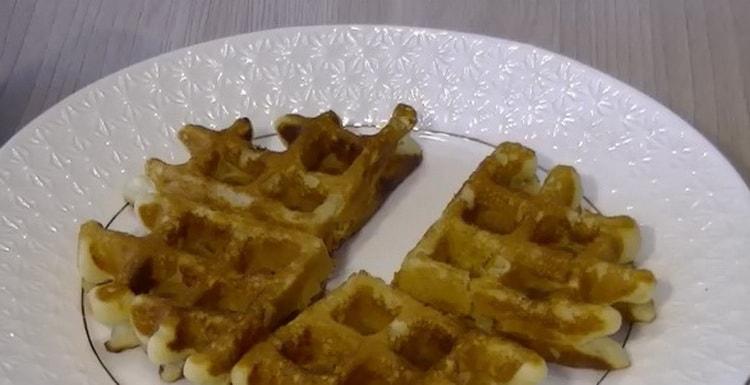 Ang mga Vienna na Waffles na may mga Apricots - Masarap at Masarap