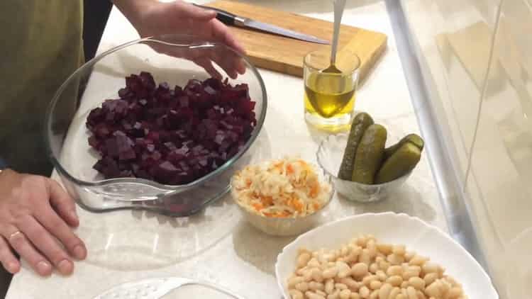 Upang makagawa ng salad, i-chop ang mga beets