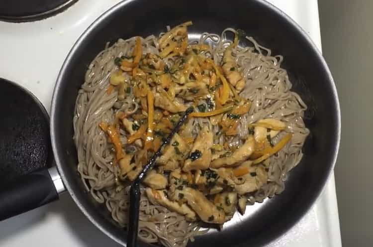 Paghaluin ang mga sangkap upang makagawa ng mga pansit.