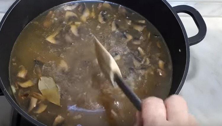 Magdagdag ng bay leaf sa sopas.