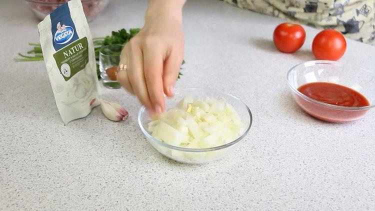 Upang makagawa ng mga pancake ng patatas, gupitin ang sibuyas